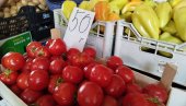 NEVEROVATNA CENA OD 50 DINARA: Za toliko se može kupiti paradajz na pijaci u Paraćinu (FOTO)