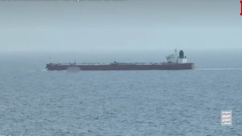 ОКРШАЈ У ЦРВЕНОМ МОРУ: Хути напали танкер са нафтом (ВИДЕО)