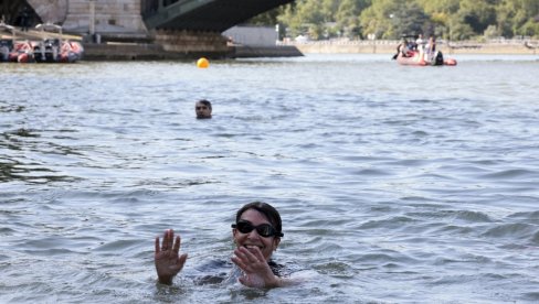ДЕВЕТ ДАНА ПРЕ ПОЧЕТКА ОЛИМПИЈАДЕ: Градоначелница Париза окупала се у Сени (ВИДЕО)