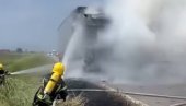 ZAPALIO SE KAMION KOD SREMSKE MITROVICE: Kabina izgorela, vatrogasci imali pune ruke posla (VIDEO)