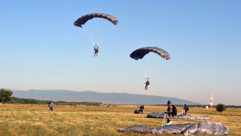 POGLEDAJTE – ČUVENA 63. PADOBRANSKA BRIGADA: Specijalna padobranska jedinica Vojske Srbije na obuci (FOTO)