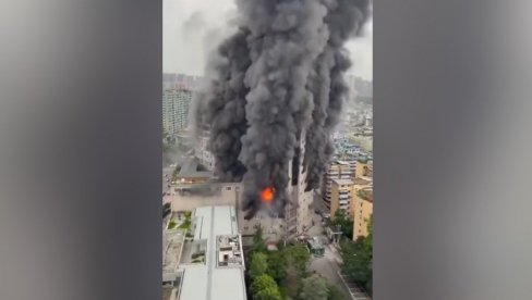 STRAVIČAN POŽAR U TRŽNOM CENTRU: Poginulo šestoro osoba, mnogi ostali zarobljeni u zgradi (VIDEO)