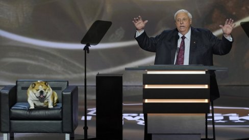 НА ПОДИЈУМ СА БУЛДОГОМ: Љубимац гувернера Западне Вирџиније украо шоу на Републиканској конвенцији