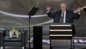 НА ПОДИЈУМ СА БУЛДОГОМ: Љубимац гувернера Западне Вирџиније украо шоу на Републиканској конвенцији