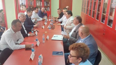 СРБИ ПОДРЖАЛИ ВУЧИЋА: Постигнуто јединство српских партија у Сребреници