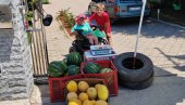 MALIŠAN ZA KOGA NE POSTOJE BARIJERE: Prodaje lubenice da može da gleda Crvenu zvezdu