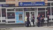 НЕМА КРАЈА КУРТИЈЕВОМ ТЕРОРУ: Постављено упозорење на улазу у Банку Поштанске штедионице у Лепосавићу