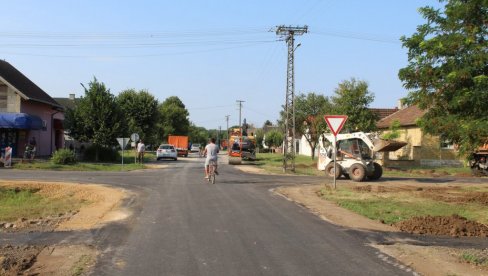 OBNOVA ULICA U BAČKOM MONOŠTORU U PUNOM JEKU: Grad Sombor nastavlja sa ulaganjem u saobraćajnu infrastrukturu
