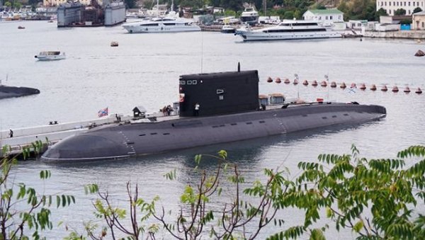 РЕКЛИ СУ ДА ЈЕ ТОТАЛНО УНИШТЕНА, А ОНДА ЈЕ ИЗРОНИЛА: Непријатно изненађење за Кијев и НАТО - Руси поправљају подморницу погођену ракетом