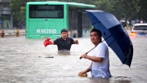 КЛИЗИШТЕ ЗАТРПАЛО КУЋУ: Обилне кише и олује у Кини изазвале клизиште, погинуло најмање 11 људи