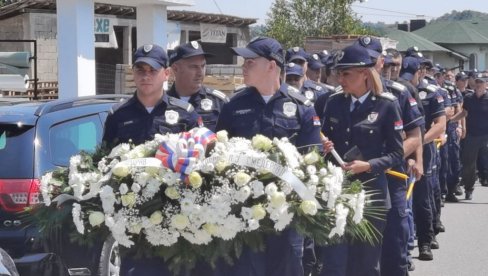 САХРАНА НИКОЛЕ КРСМАНОВИЋА: Потресне сцене у Лозници, колеге дошле да заувек испрате убијеног полицајца (ФОТО/ВИДЕО)