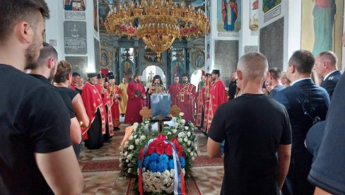 NISU NAM NAPRAVILI RANU NA TELU, VEĆ RANU NA DUŠI  Potresni govor sveštenika na sahrani policajca: Naš rod i dalje rađa junake (FOTO)