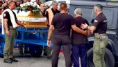 OTAC NA ŠTAKAMA ISPRAĆA SINA NA VEČNI POČINAK: Potresne scene sa sahrane ubijenog policajca koje kidaju dušu (FOTO/VIDEO)