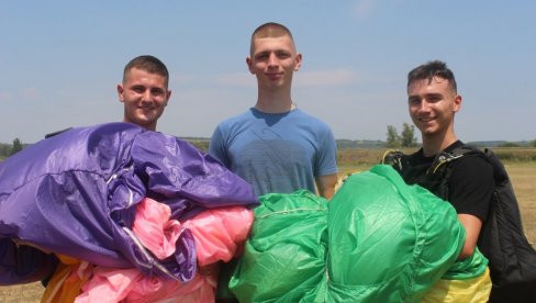 IZVELI PRVI PADOBRANSKI SKOK: Počeo projekat „Poleti padobranom“ na aerodromu kod Paraćina (FOTO)