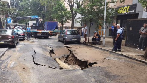 AUTOMOBIL PROPAO KROZ ASFALT NA VRAČARU: Građani u neverici posmatrali prizor - auto ostao zaglavljen (FOTO/VIDEO)