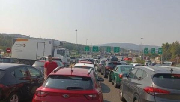 СВИ КОЈИ ПУТУЈУ У ГРЧКУ, НЕКА СЕ НАОРУЖАЈУ СТРПЉЕЊЕМ: Огромне гужве на Евзонију - чека се дуже од три сата СВИ КОЈИ ПУТУЈУ У ГРЧКУ, НЕКА СЕ НАОРУЖАЈУ СТРПЉЕЊЕМ: Огромне гужве на Евзонију - чека се дуже од три сата