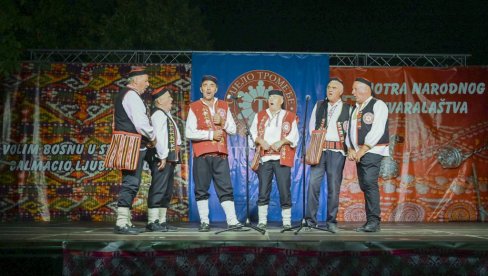 ОДЗВАЊАЛИ ОЈКАЧКИ ГЛАСОВИ: У Стрмици код Книна одржано 28. Сијело тромеђе, једна од највећих културних манифестација Срба у Хрватској
