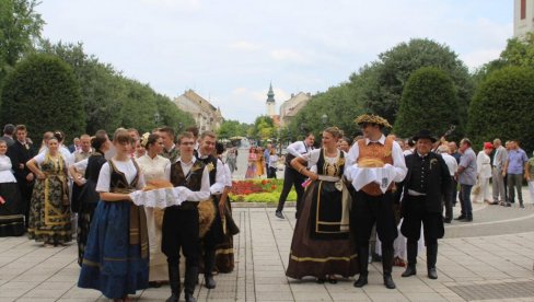 HLEB, KRUH ILI KRUV - SIMBOL NADE I ZAJEDNIŠTVA: U Somboru obeležena tradicionalna žetelačka svečanost - Dužionica