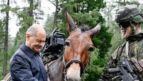 ZA ŠTA SE TO NEMCI SPREMAJU: Šolc objavio fotografije sa vojnicima (FOTO)