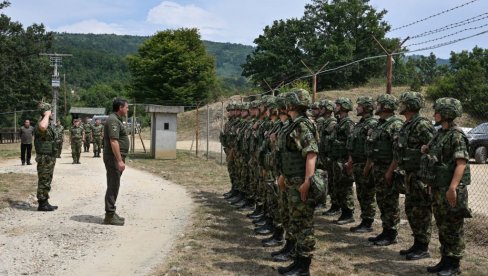 GAŠIĆ U KOPNENOJ ZONI BEZBEDNOSTI: Ministar obišao pripadnike Vojske Srbije