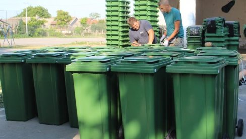 ОЛАКШАВАЈУ ПОСАО: У Бачком Моноштору код Сомбора почела подела канти за одлагање отпада
