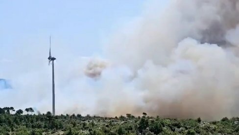 OGROMNA VATRENA BUKTINJA U KOMŠILUKU: Brojni vatrogasci na terenu, meštani u strahu (VIDEO)