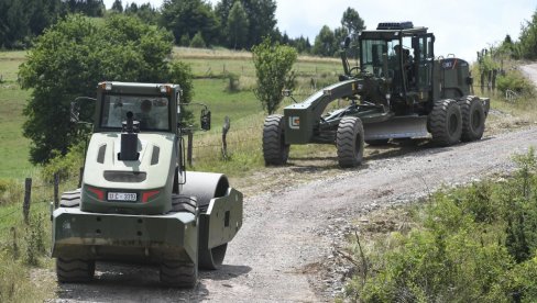 ВОЈСКА ПОМАЖЕ СТАНОВНИШТВУ СЈЕНИЦЕ: Инжињерци на задатку - Реконструишу путеве, снабдевају водом (ФОТО)