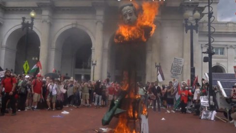 PROPALESTINSKI PROTESTANTI U VAŠINGTONU: Pogledajte kako spaljuju lik Netanjahua (VIDEO)