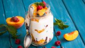 VOĆNA SALATA OD BRESKVI, MALINA I MASKARPONEA: Lagana je, osvežavajuća, a ukusna VOĆNA SALATA OD BRESKVI, MALINA I MASKARPONEA: Lagana je, osvežavajuća, a ukusna