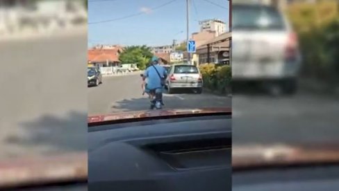 ŠOK SCENA: Čovek vozi dvoje male dece na motoru - mališani mu sede u krilu (VIDEO)