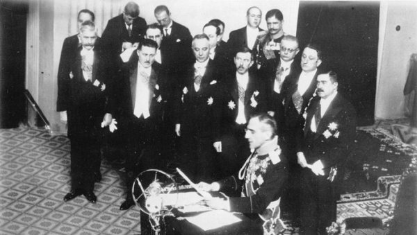 ФЕЉТОН - ПОЛИТИЧКИ ЖИВОТ ХРВАТА ПОД КОНТРОЛОМ ВАТИКАНА: На Четвртом конгресу КПЈ у Дрездену 1928.  је донета одлука о разбијању Југославије