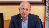 КНЕЖЕВИЋ ПОДЕЛИО СТУДЕНТИМА УПУТСТВА ЗА ДОБИЈАЊЕ ДЕСЕТКЕ: Важно је разговетно и на слогове псовати српску мајку (ФОТО)