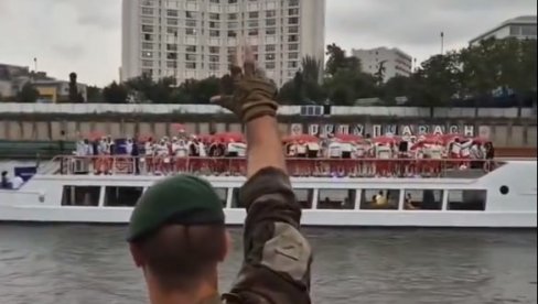 ZAPANJIO JE SRPSKE OLIMPIJCE! U punoj ratnoj opremi je stajao na obali Sene i pozdravljao Srbe - evo i zašto (VIDEO)