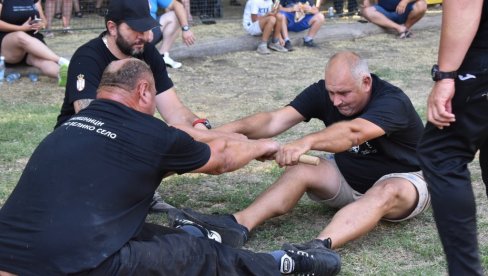 ODMERILI SNAGU I VEŠTINU: U Banatskom Velikom Selu održan tradicionalni Krajiški višeboj, 14. po redu, uz učešće devet ekipa (FOTO)