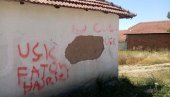 VELIČAJU ZLOČINCA HAJRIZIJA: Grafiti na porodičnoj kući Đurkovića kod Vučitrna - Oglasila se Kancelarija za KiM (FOTO)