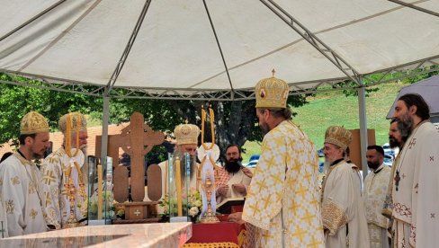 СТРАДАЛИ СУ САМО ЗАТО ШТО СУ СРБИ Патријарх српски Порфирије на обележавању 80 година геноцида у Велици код Плава (ФОТО)