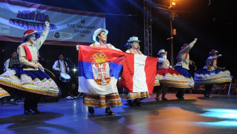 IGRE I PESME CELOG SVETA: Folklorna manifestacija „Leto kod Abraševića“ održana u Kraljevu