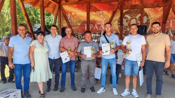 КУПИНА ПРЕГАЗИЛА МАЛИНУ: На такмичењу у селу Ставе код Ваљева производе представило 40 домаћина