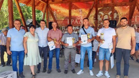 КУПИНА ПРЕГАЗИЛА МАЛИНУ: На такмичењу у селу Ставе код Ваљева производе представило 40 домаћина