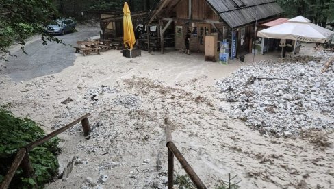 KUĆE POD VODOM, ULICE POSTALE REKE: Jezivi prizori u regionu, jako nevreme izazvalo snažne poplave (FOTO)