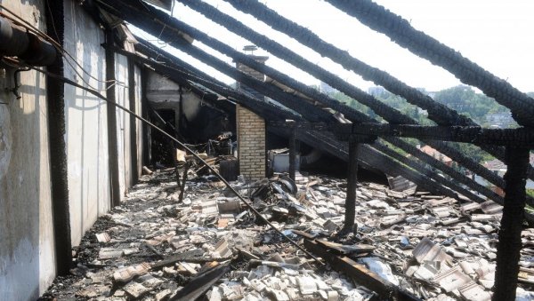 СТИГЛИ И СТРУЈА И ПОМОЋ: Санирају се последице пожара у згради на Канаревом брду