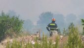 VATRA GUTA SVE PRED SOBOM, POČELA EVAKUACIJA MEŠTANA: Stravični prizori u komšiluku, na terenu skoro 90 vatrogasaca i kanaderi (VIDEO)