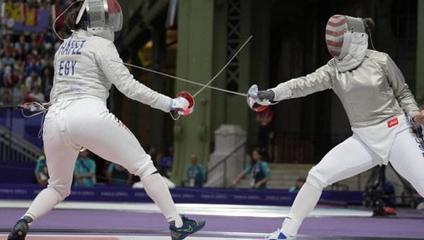 НЕВЕРИЦА У ПАРИЗУ: Олимпијка дошла да мачује у седмом месецу трудноће - и победила! (ФОТО)