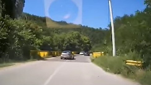 ZBOG TAKVIH POPUT NJEGA STRADAJU NEDUŽNI LJUDI: Novi snimak bahate vožnje na putevima Srbije izazvao gnev mnogih (VIDEO)