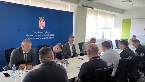 MARTINOVIĆ SE SASTAO SA STOČARIMA: Ministarstvo će posredovati u pregovorima sa otkupljivačima svinja