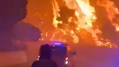 STRAVIČNI SNIMCI POŽARA U HRVATSKOJ, VATRA GUTA SVE PRED SOBOM: Odjekuju detonacije, kuće i vozila u plamenu (VIDEO)