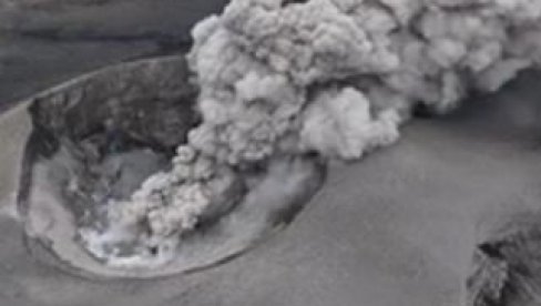 СТУБ ПЕПЕЛА ВИСОК ДВА КИЛОМЕТРА: Туристи снимили ерупцију вулкана Ебеко на Курилима (ВИДЕО)