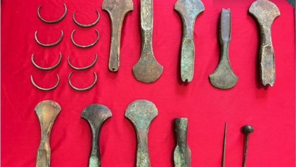 ПРОНАЂЕНО ЗАКОПАНО БЛАГО: Археолози открили 3.600 година стару залиху оружја и накита у Чешкој