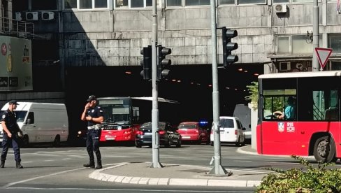 AUTOMOBIL SE ZAKUCAO U ZADNJI DEO AUTOBUSA: Saobraćajna nezgoda u Terazijskom tunelu - zbog udesa usporen saobraćaj (FOTO)