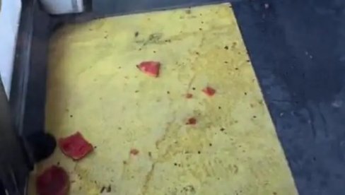 HAOS U GRADSKOM PREVOZU: Pijani muškarac vređao putnike, spopadao devojke i bacao ostatke lubenice